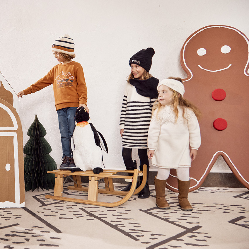 Φόρεμα με εφέ γούνας από πλεκτό ριγέ για κορίτσι 