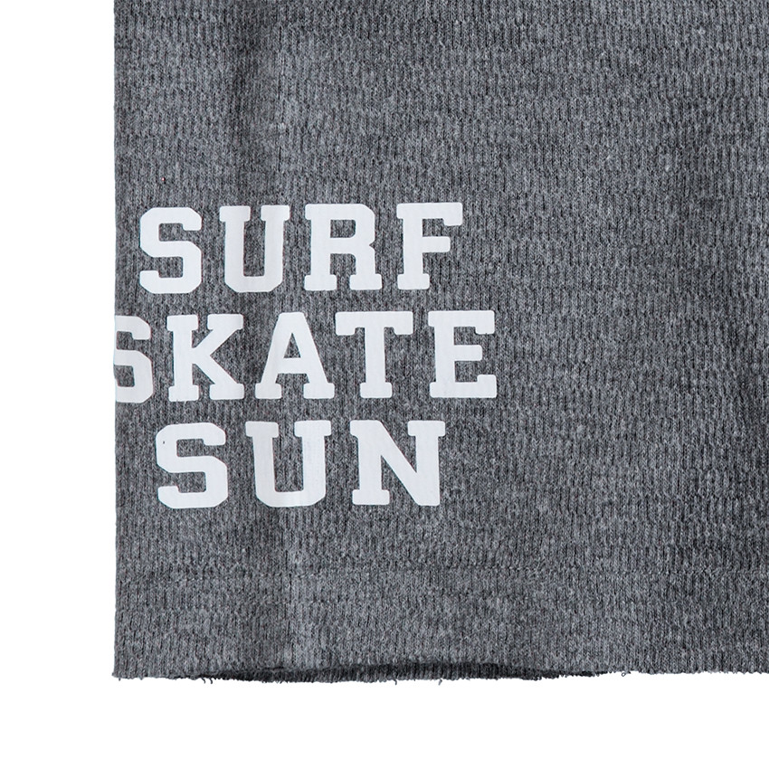 Σύνολο μπλούζα με τύπωμα σερφ και βερμούδα με τσέπη καγκουρό 