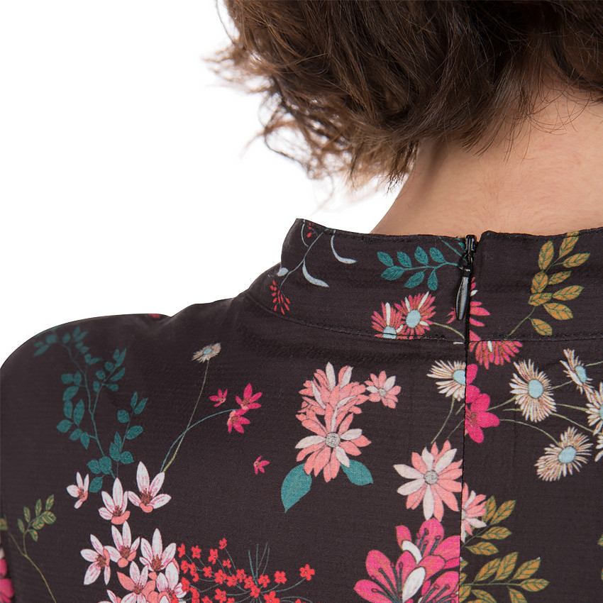 Φαρδύ φόρεμα εγκυμοσύνης με λουλούδια σε όλη την επιφάνεια 