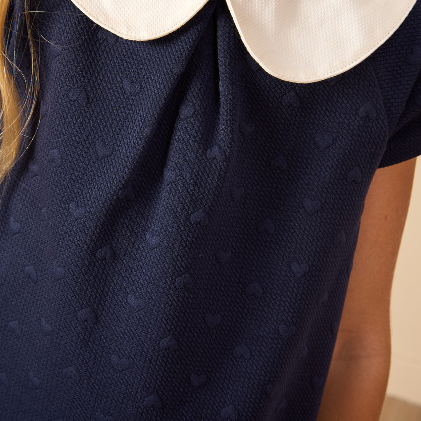 Φόρεμα κοντομάνικο με ανάγλυφες καρδιές και γιακά κλαουντίν για κορίτσι 