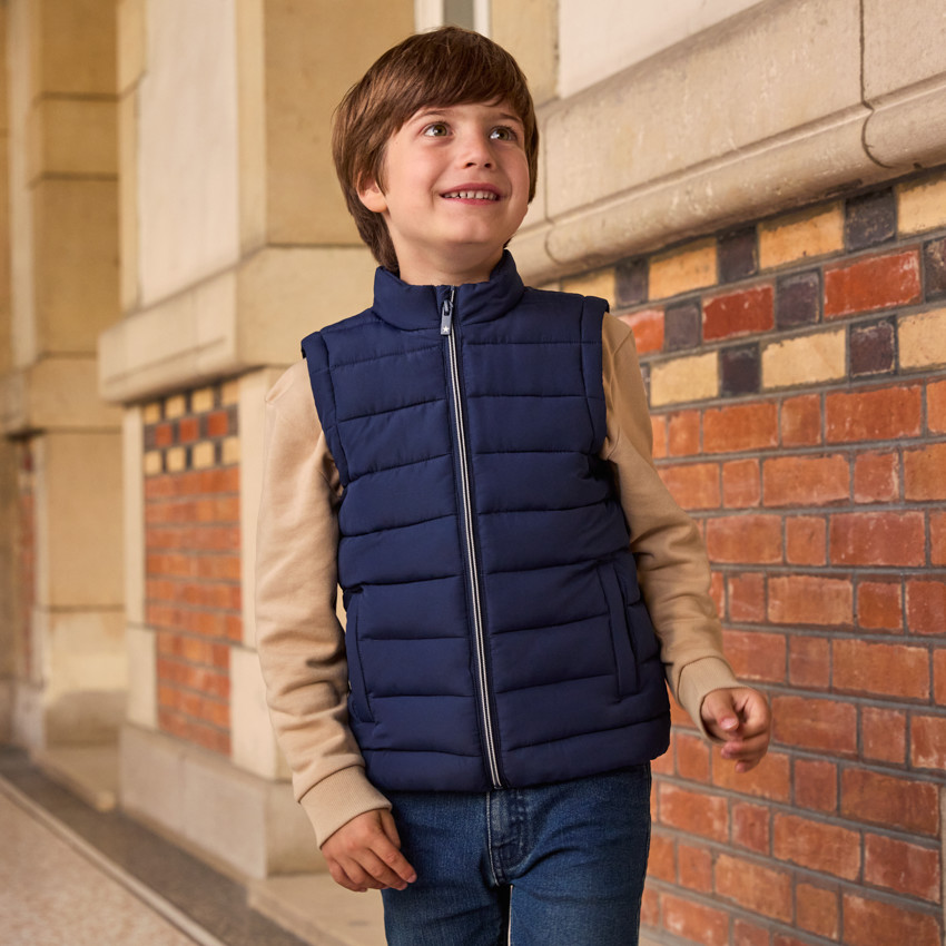 Αμάνικο μπουφάν λεπτό με εφέ καπιτονέ για αγόρι  Additional Αμάνικο μπουφάν λεπτό με εφέ καπιτονέ για αγόρι