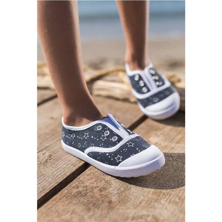 Υφασμάτινα χαμηλά αθλητικά παπούτσια με αστεράκια σε όλη την επιφάνεια 