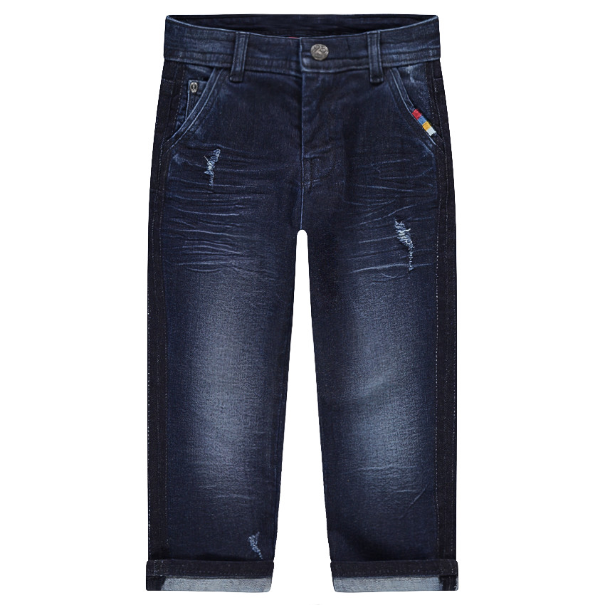 Τζιν σε γραμμή slim με used όψη, μόνιμες τσακίσεις και ανάγλυφα γράμματα 