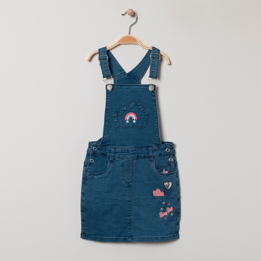 Τζιν φόρεμα σαλοπέτα με used όψη και τσέπη σε σχήμα σύννεφου και κεντήματα 