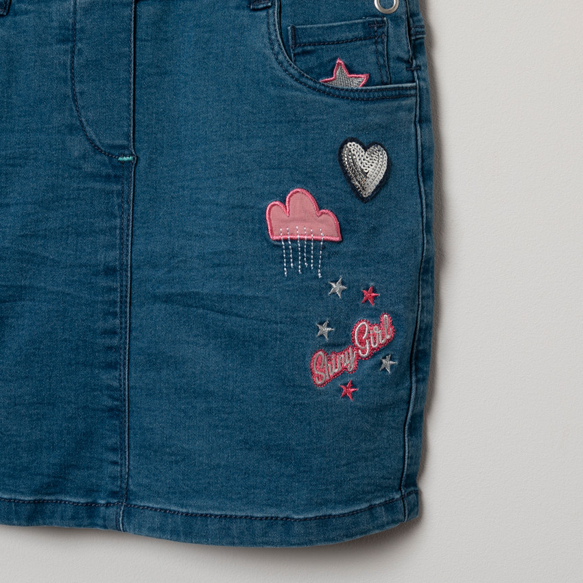 Τζιν φόρεμα σαλοπέτα με used όψη και τσέπη σε σχήμα σύννεφου και κεντήματα 