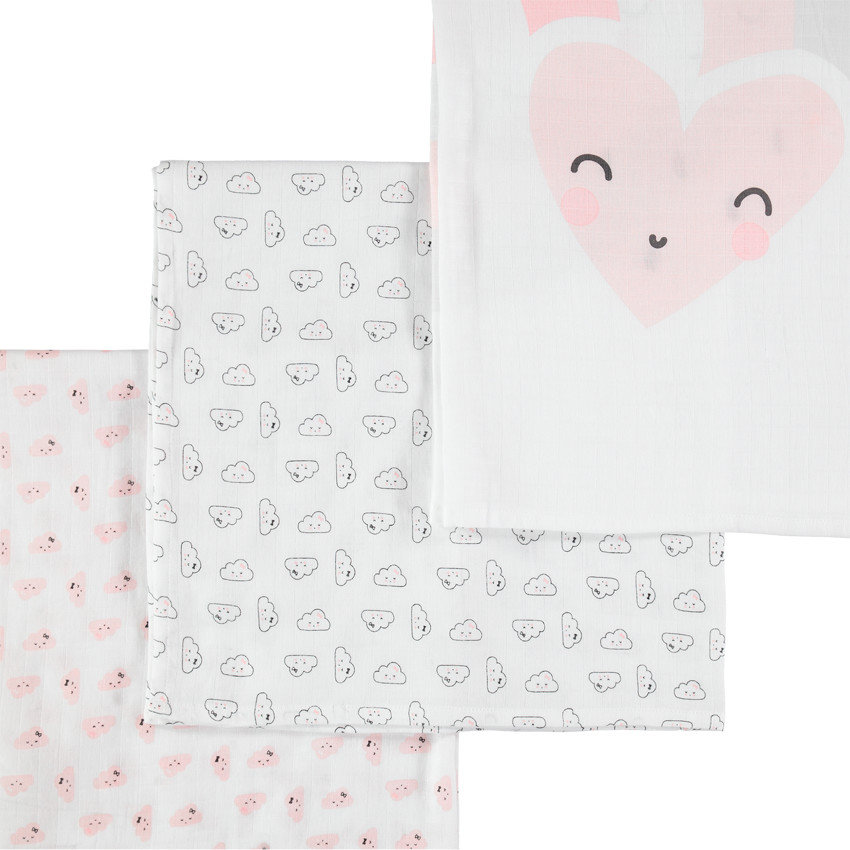 Σε 3 βαμβακερές πάνες αγκαλιάς με μοτίβα καρδούλες και σύννεφα 