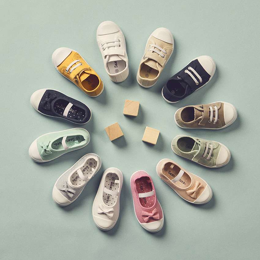 Αθλητικά παπούτσια χαμηλά από υφασμάτινο με αυτοκόλλητο και ελαστικά κορδόνια για αγόρι 