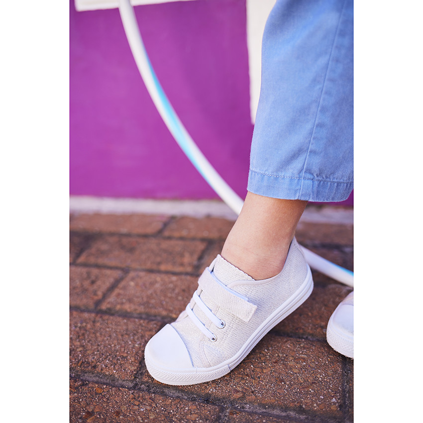 Ασημένια χαμηλά αθλητικά παπούτσια με scratch και ελαστικά κορδόνια για κορίτσι 