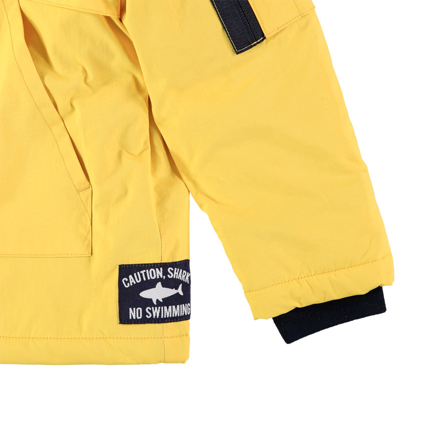 Αντιανεμικό με κουκούλα και τσέπη με φερμουάρ 