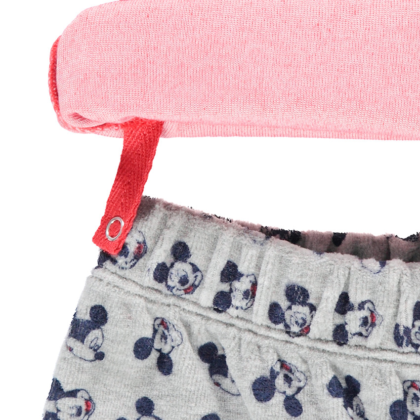 Βελούδινη πιτζάμα με στάμπα Mickey της ©Disney και μοτίβο σε όλη την επιφάνεια στο κάτω μέρος 