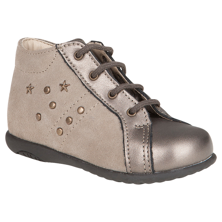 Bottillons en cuir coloris mordoré à lacets et rivets 