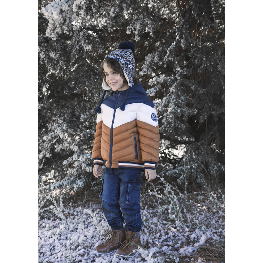 Εμπριμέ πλεκτό σετ με σκούφο και κασκόλ τύπου snood 