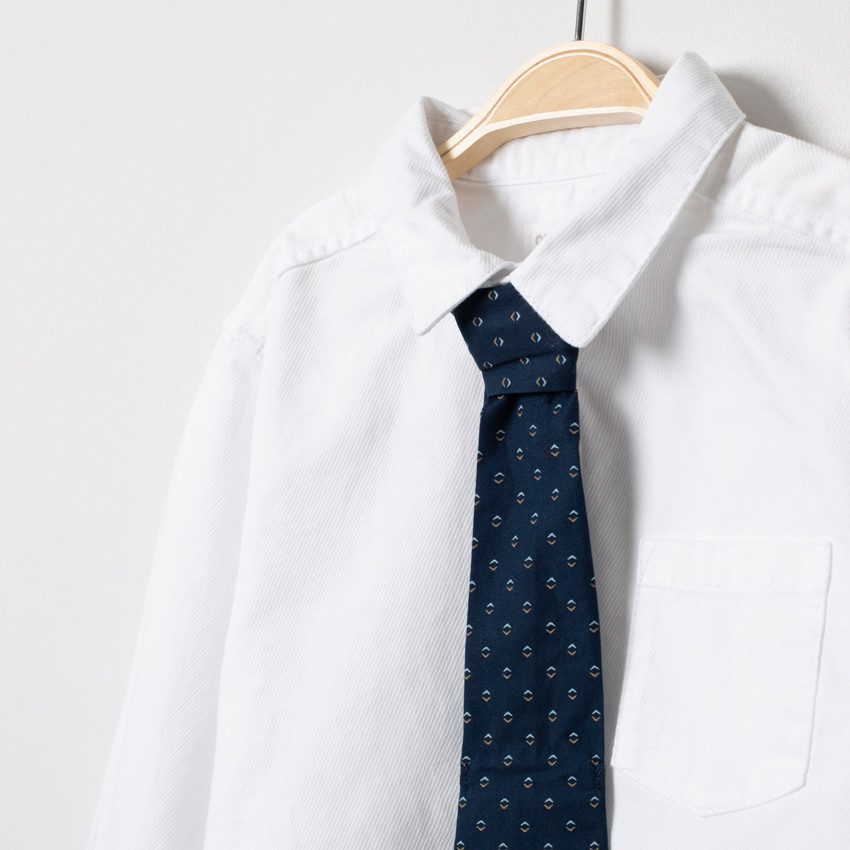 Chemise manches longues à fines rayures et cravate amovible 