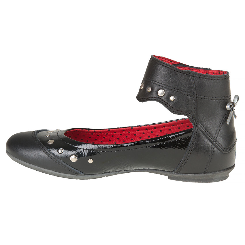 Μαύρα δερμάτινα παπούτσια λουστρίνι με μπαρέτα και πριτσίνια 