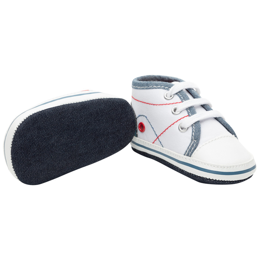 Μαλακά αθλητικά παπούτσια με λεπτομέρειες σε jean 