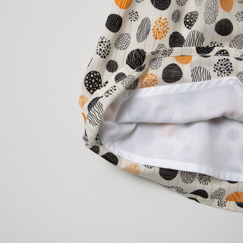 Φόρεμα με κοντό μανίκι και χρωματιστά πουά και χρυσές λεπτομέρειες. 