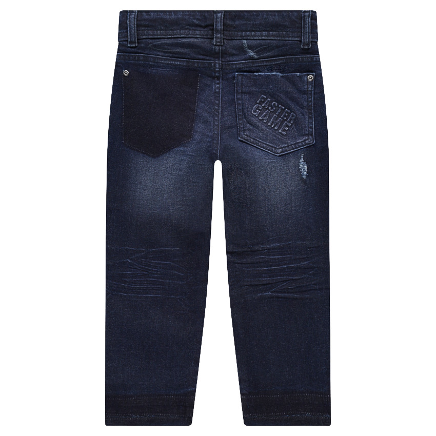 Τζιν σε γραμμή slim με used όψη, μόνιμες τσακίσεις και ανάγλυφα γράμματα 