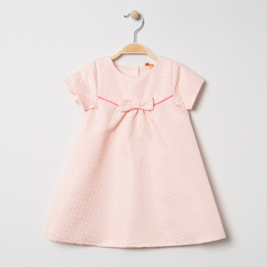 Κοντομάνικο ζακάρ φόρεμα με φιόγκο σε παρόμοια απόχρωση. 