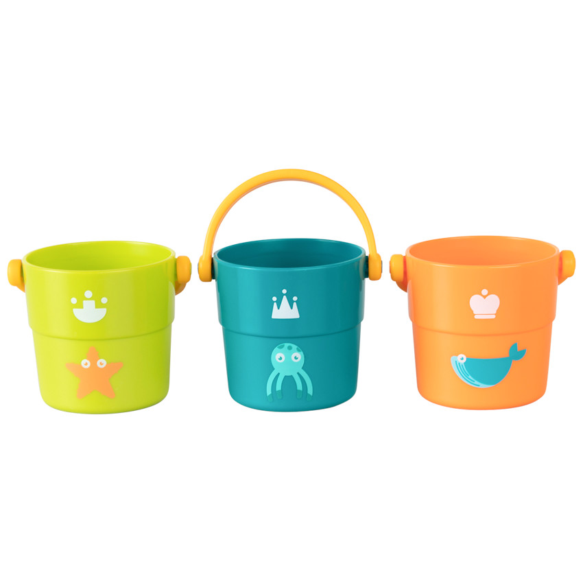 Παιχνίδι μπάνιου με σωρούς από κουβάδες 