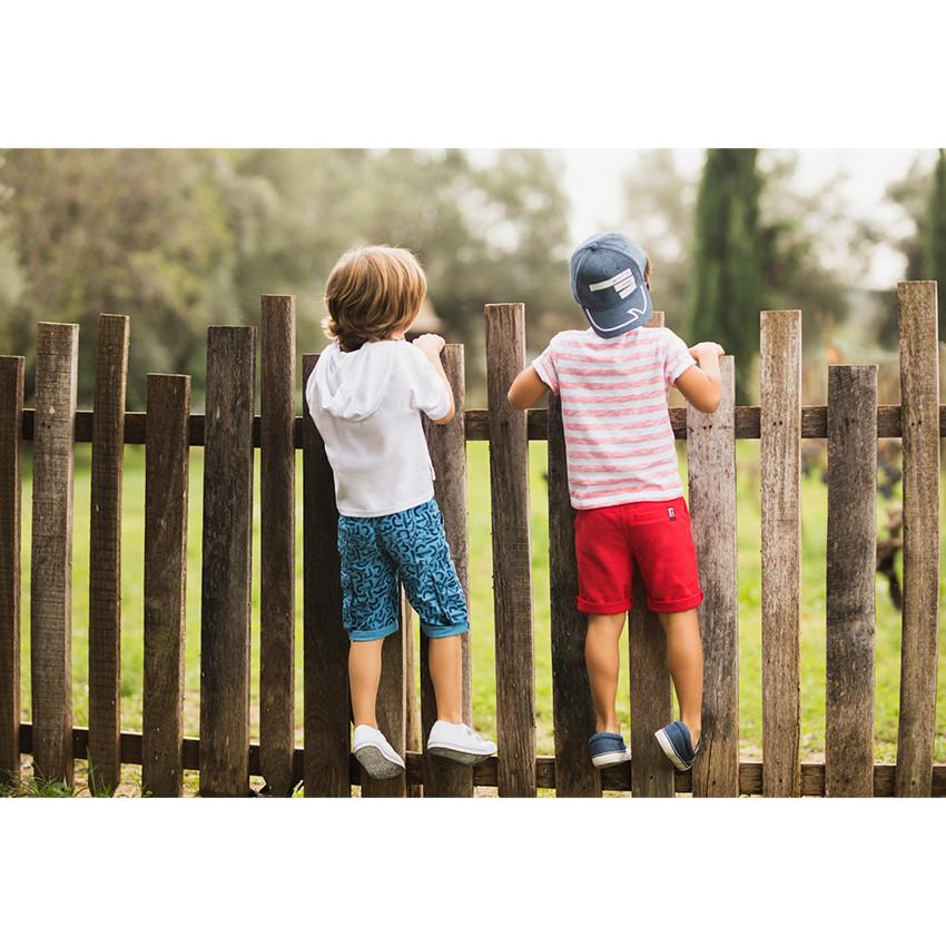 Κοντομάνικη μπλούζα με κουκούλα και μπουκλέ μήνυμα 