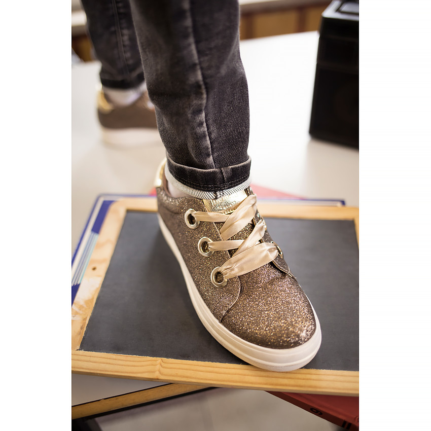 Χαμηλά αθλητικά με παγιέτες και σατέν κορδόνια 