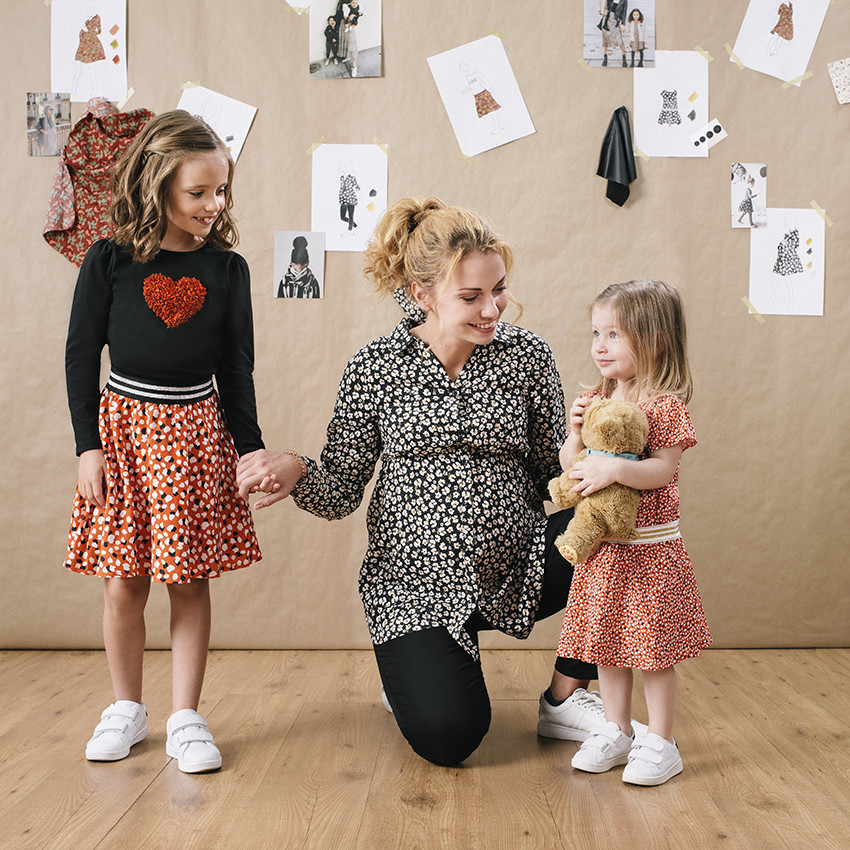 Robe manches courtes à pois all-over et élastique brillant 