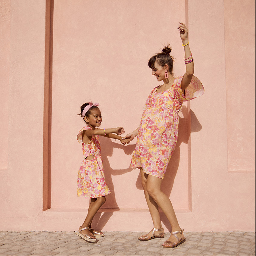 Φόρεμα κοντομάνικο σε seersucker με floral σχέδιο για κορίτσι 