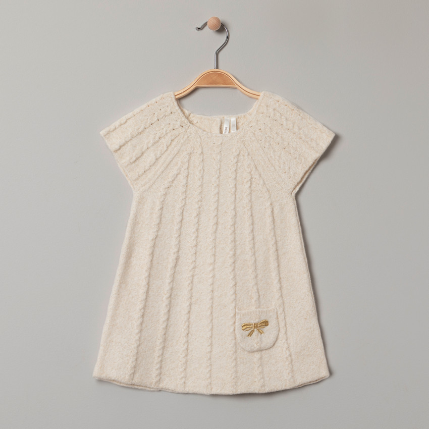 Κοντομάνικο πλεκτό φόρεμα με κεντημένη τσέπη φιόγκο 