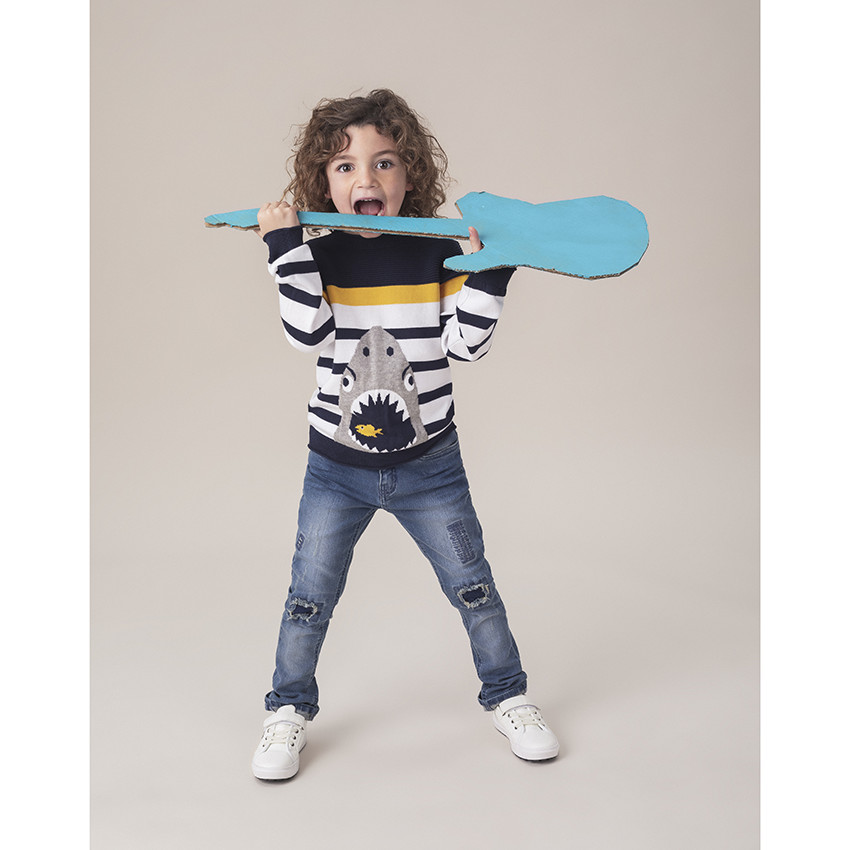 Πλεκτό πουλόβερ με ρίγες και καρχαρία σε ζακάρ 