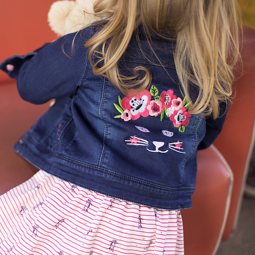 Ριγέ φόρεμα με βολάν στα μανίκια και μικρό ραμμένο φιόγκο 