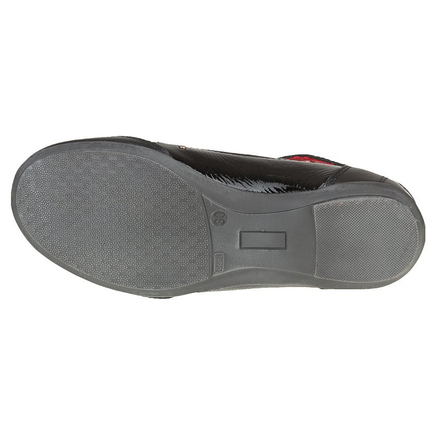 Μαύρα δερμάτινα παπούτσια λουστρίνι με μπαρέτα και πριτσίνια 