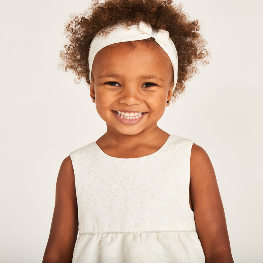 Φόρεμα με λουλουδάτο ζακάρ + κορδέλα με φιόγκο για κορίτσι βάφτισης. 