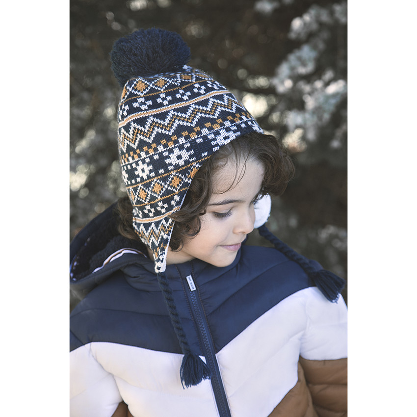 Εμπριμέ πλεκτό σετ με σκούφο και κασκόλ τύπου snood 