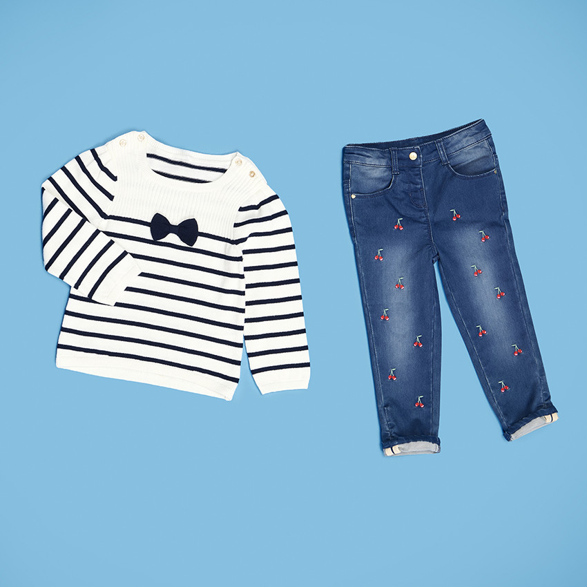 Τζιν σλιμ από denim με κεντήματα κερασιών για μωρό κορίτσι 