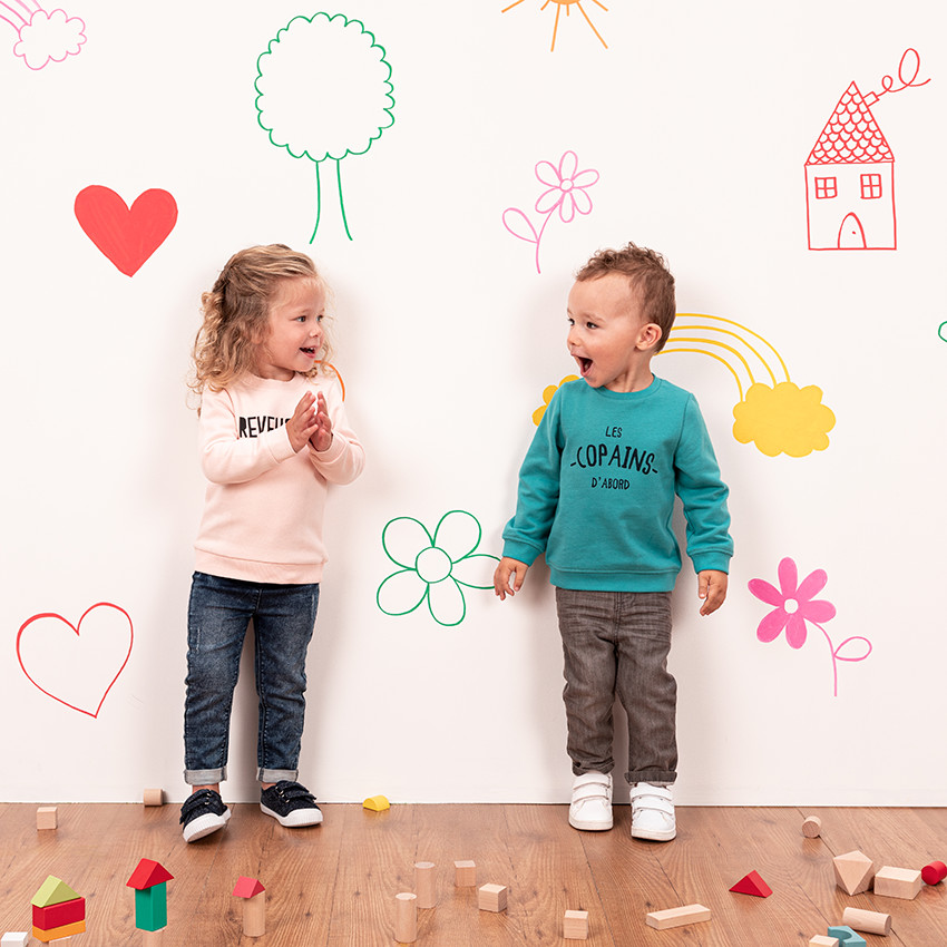 Τζιν με φθαρμένη και τσαλακωμένη όψη και τυπωμένες καρδούλες 