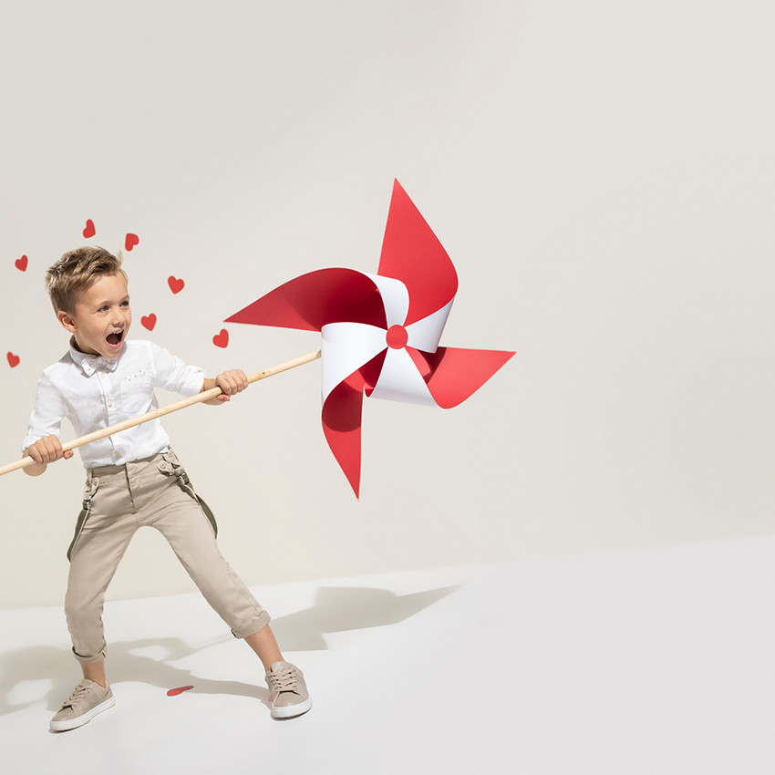 Μονόχρωμο παντελόνι από βαμβακερό σατέν με αφαιρούμενες τιράντες 