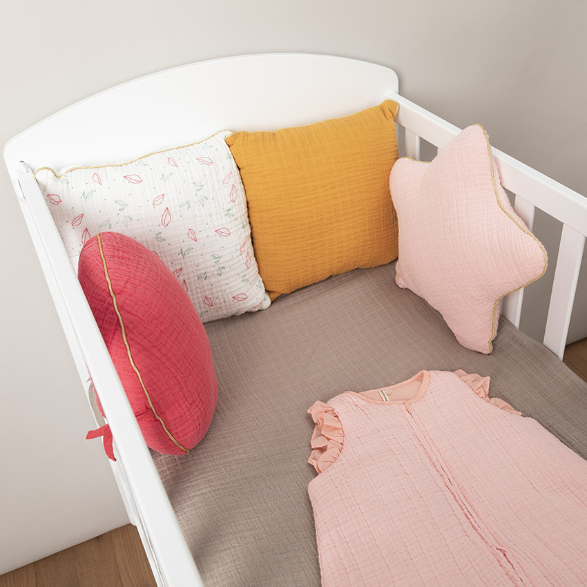 Διακοσμητικό μαξιλάρι από τετράγωνο ύφασμα, μετατρέψιμο σε προστατευτικό για κρεβάτι ή πάρκο 