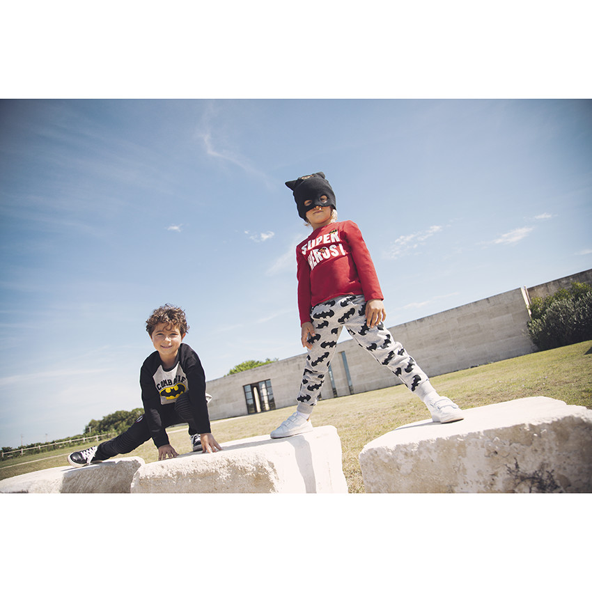 Jean ίσια γραμμή στυλ ξεβαμμένο με badges super-héros για αγόρι 