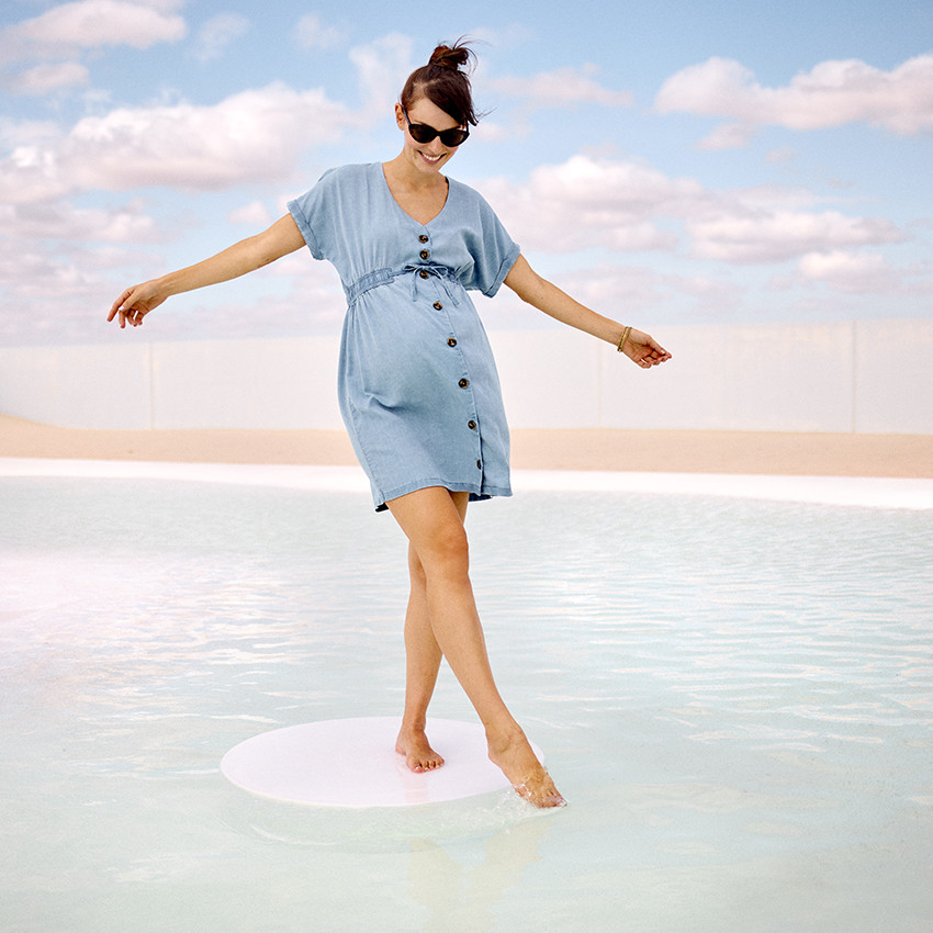 Φόρεμα πουκαμίσα εγκυμοσύνης με εφέ τζιν και κοντά μανίκια 