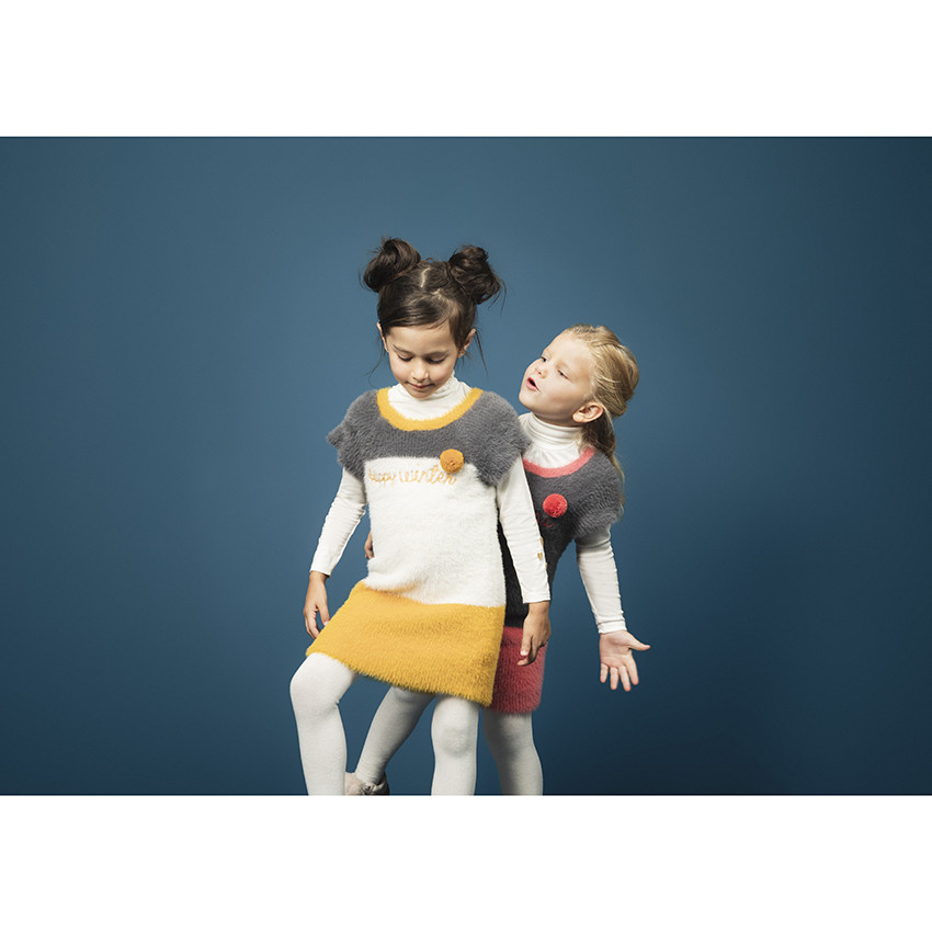 Δίχρωμο κοντομάνικο φόρεμα με χνουδωτή ύφανση 