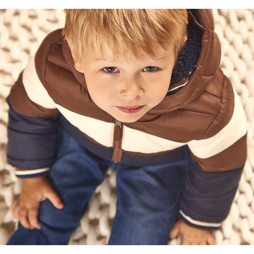 "Μπουφάν με εφέ color block και επένδυση από sherpa για μωρό αγόρι" 