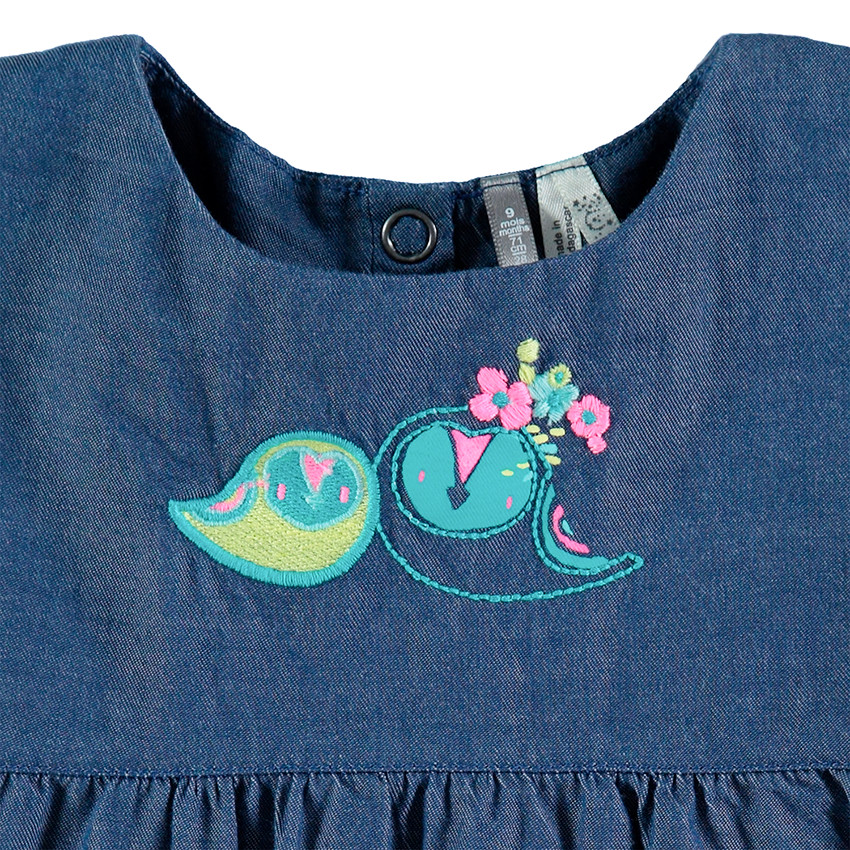 Κοντομάνικο φόρεμα από σαμπρέ ύφασμα και κεντήματα 