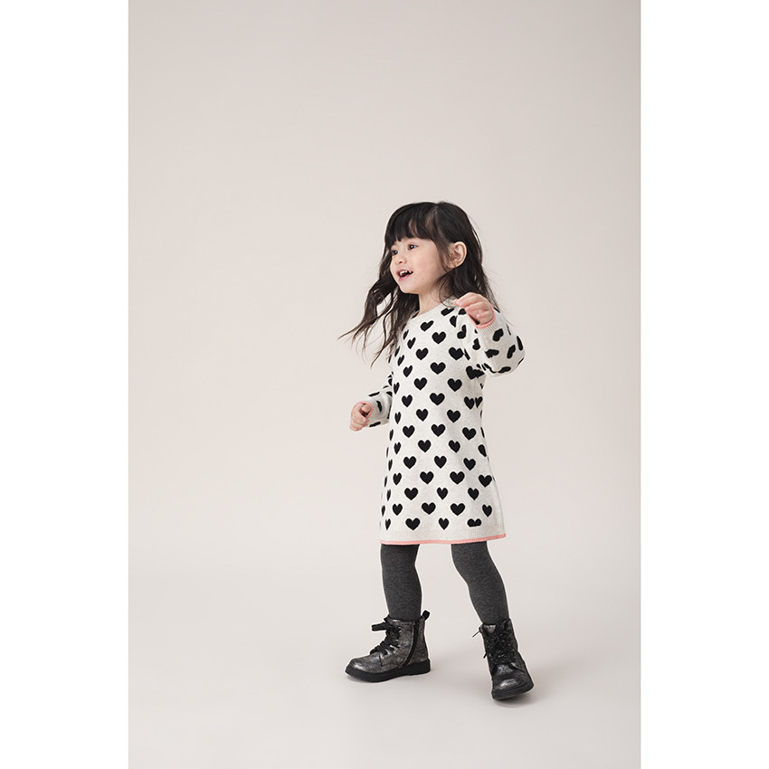 Μακρυμάνικο πλεκτό φόρεμα με καρδιές σε αντίθεση 