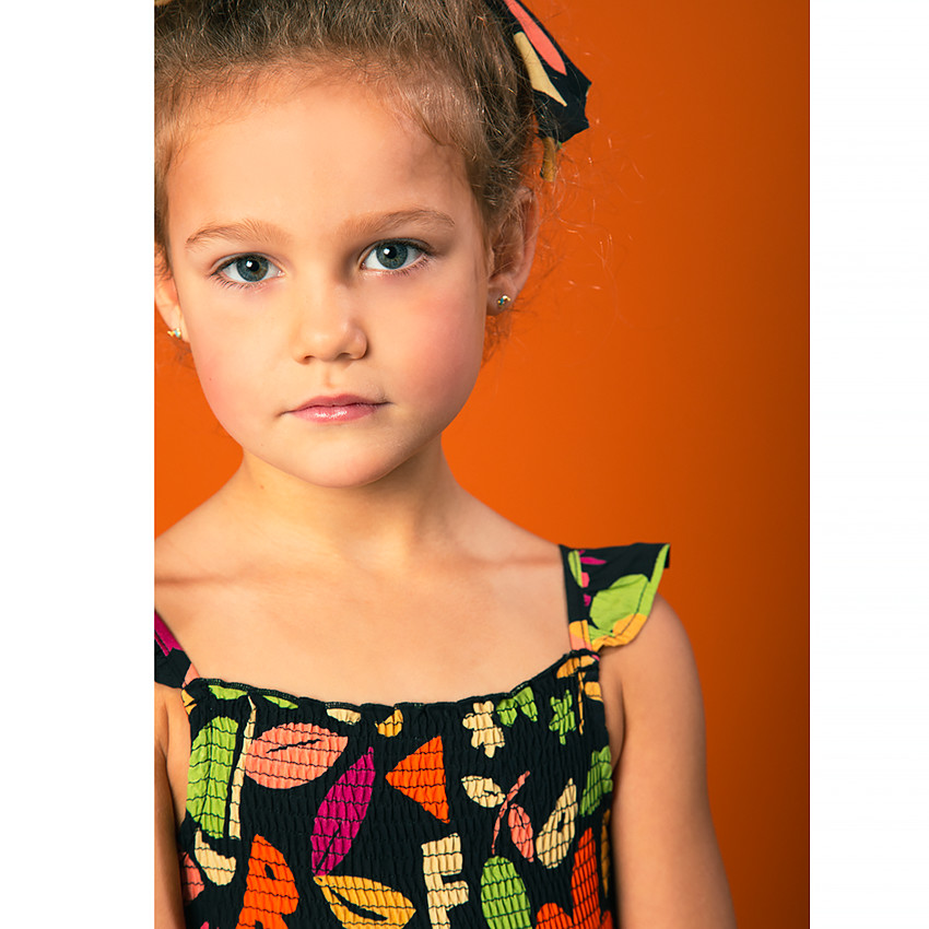 Μακριά φόρεμα με τιράντες και φούσκες σε πολύχρωμο σχέδιο για κορίτσι 