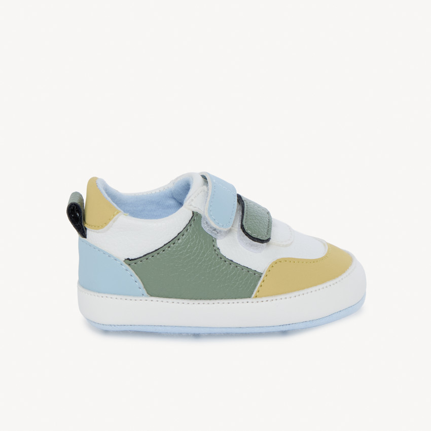 Αθλητικά παπούτσια με αντίθετα χρώματα για bebe αγόρι 