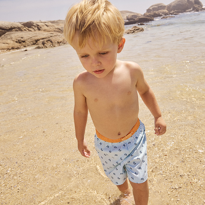Σορτς μαγιό σε seersucker με φαντεζί σχέδιο για bebe αγόρι 