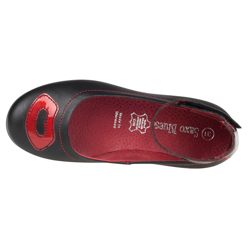 Babies noires en cuir avec bride et patch bouche fantaisie 