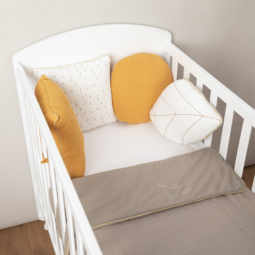 Διακοσμητικό μαξιλάρι από τετράγωνο ύφασμα, μετατρέψιμο σε προστατευτικό για κρεβάτι ή πάρκο 