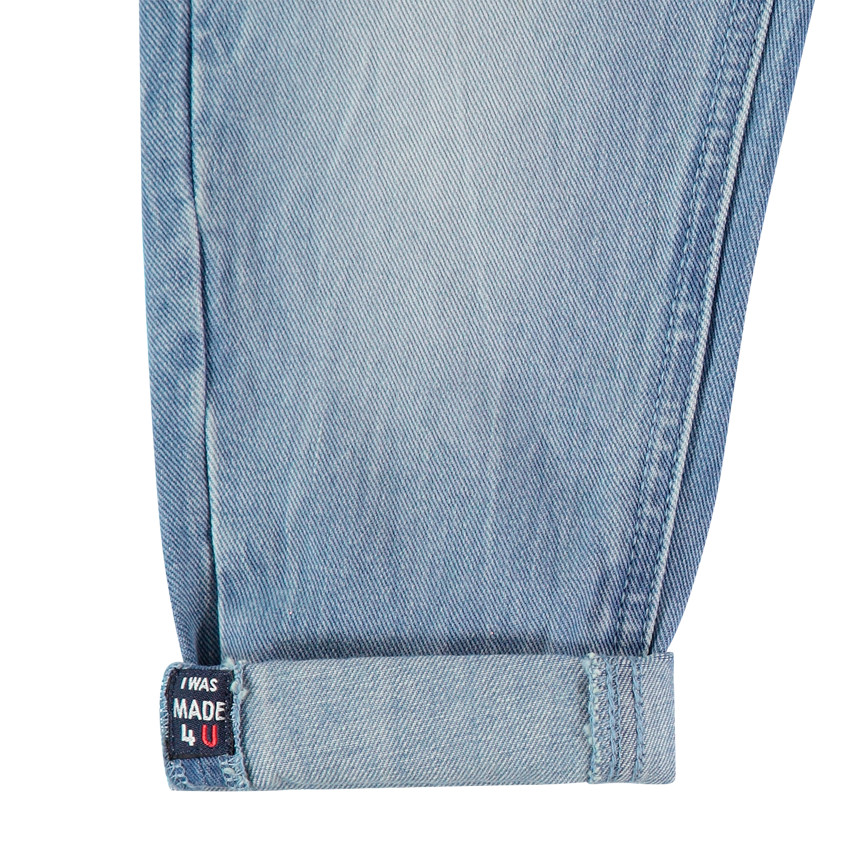 Τζιν κάπρι σε ίσια γραμμή με used όψη και μόνιμες τσακίσεις 