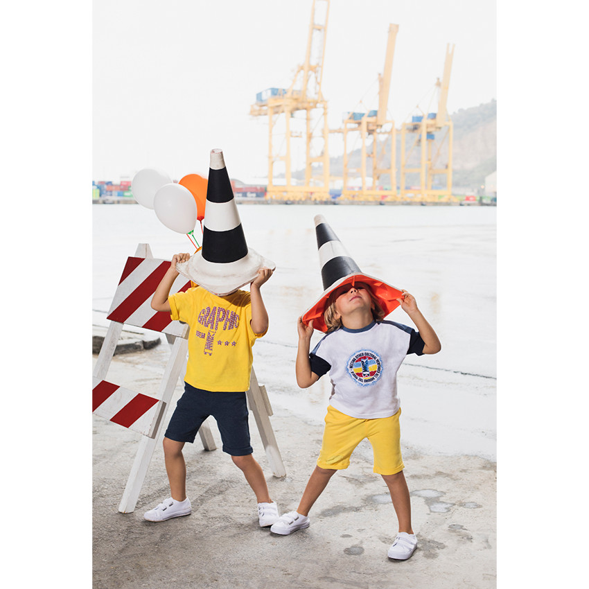 Σύνολο δίχρωμη κοντομάνικη μπλούζα με στάμπα και μονόχρωμη κίτρινη βερμούδα 